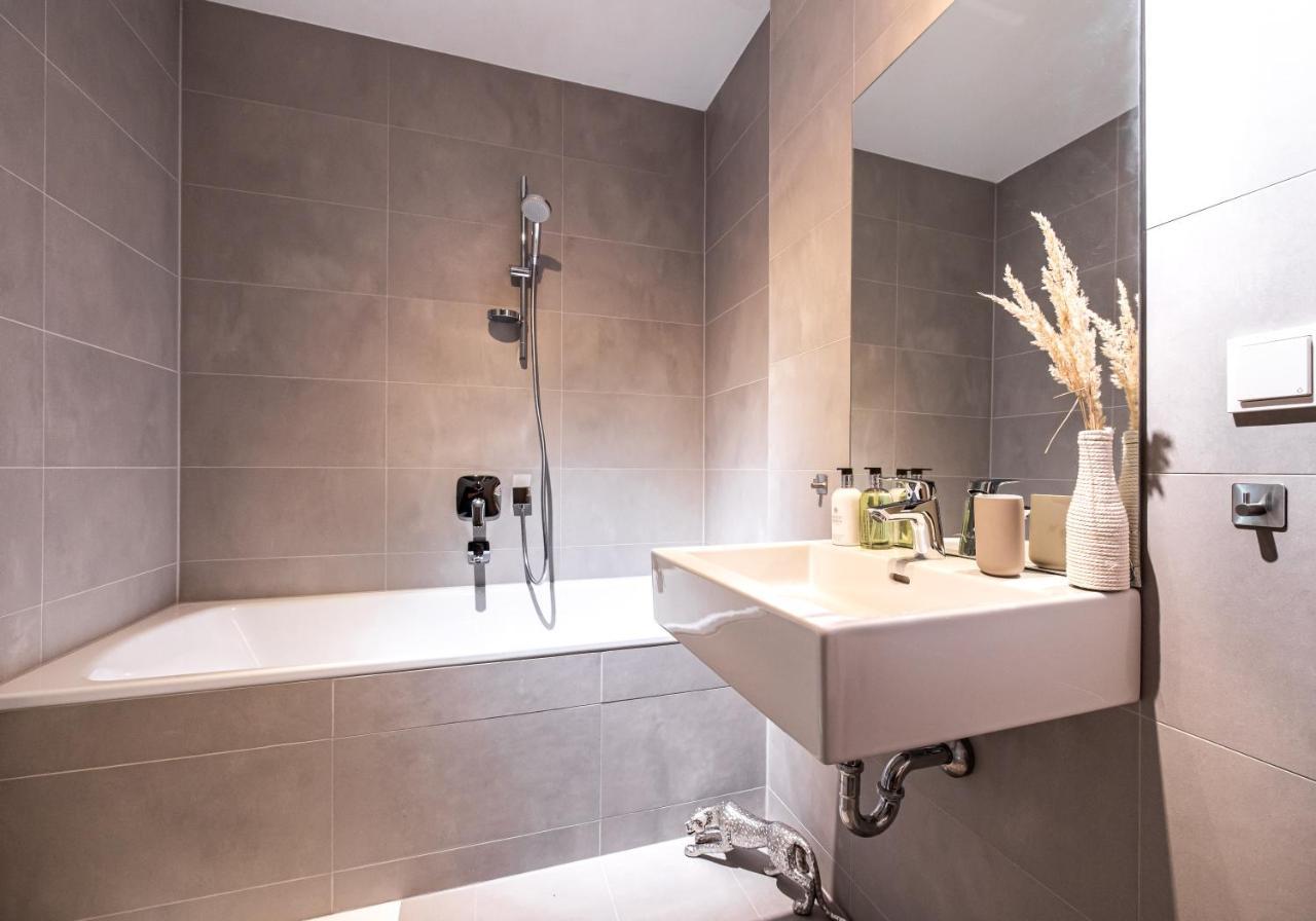 New Luxury Apartment Overlooking Вена Экстерьер фото